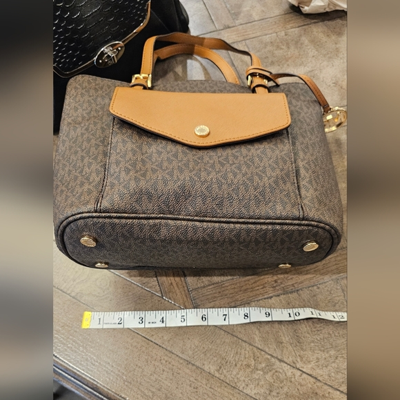 AWESOME MICHAEL KORS JET SET LOGO TOTE WITH POCKET - Picture 8 of 12